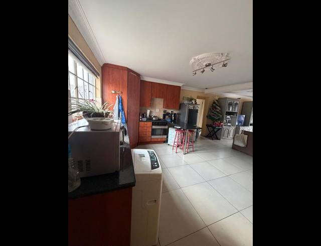 4 BEDROOM HOUSE FOR SALE IN SONNEVELD
